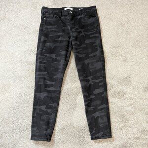 SOCIAL STANDARD BY SANCTUARY Ankle Skinny Black/Gray Camo Jeans; Size 10